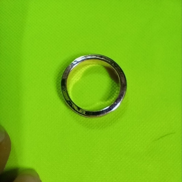 Goldtone silver glitter band ring size 7 - Picture 4 of 5